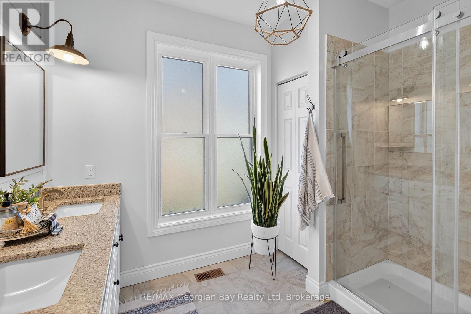 64 Broad Street, Penetanguishene, Ontario  L9M 1G4 - Photo 15 - S12491394