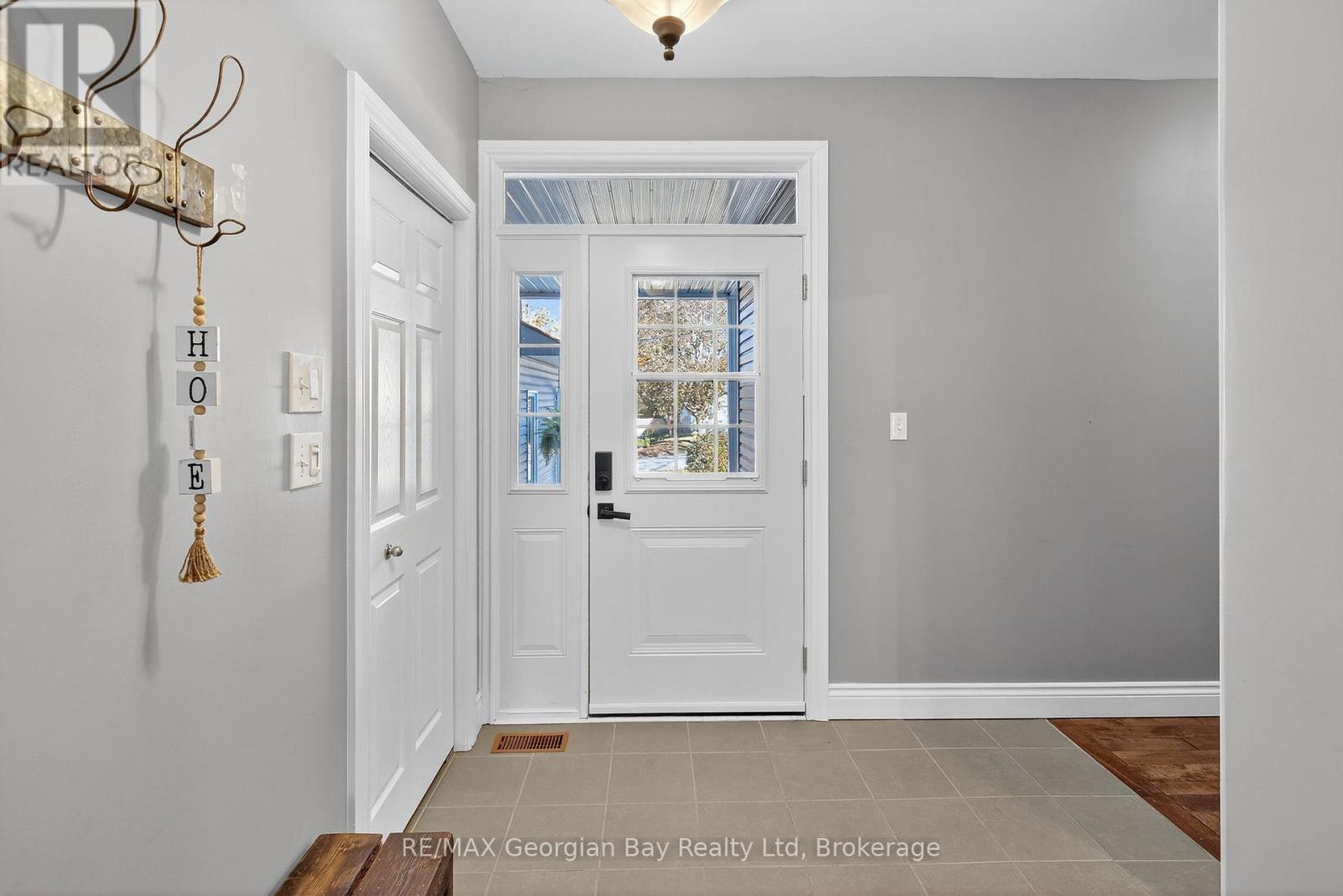 64 Broad Street, Penetanguishene, Ontario  L9M 1G4 - Photo 2 - S12491394