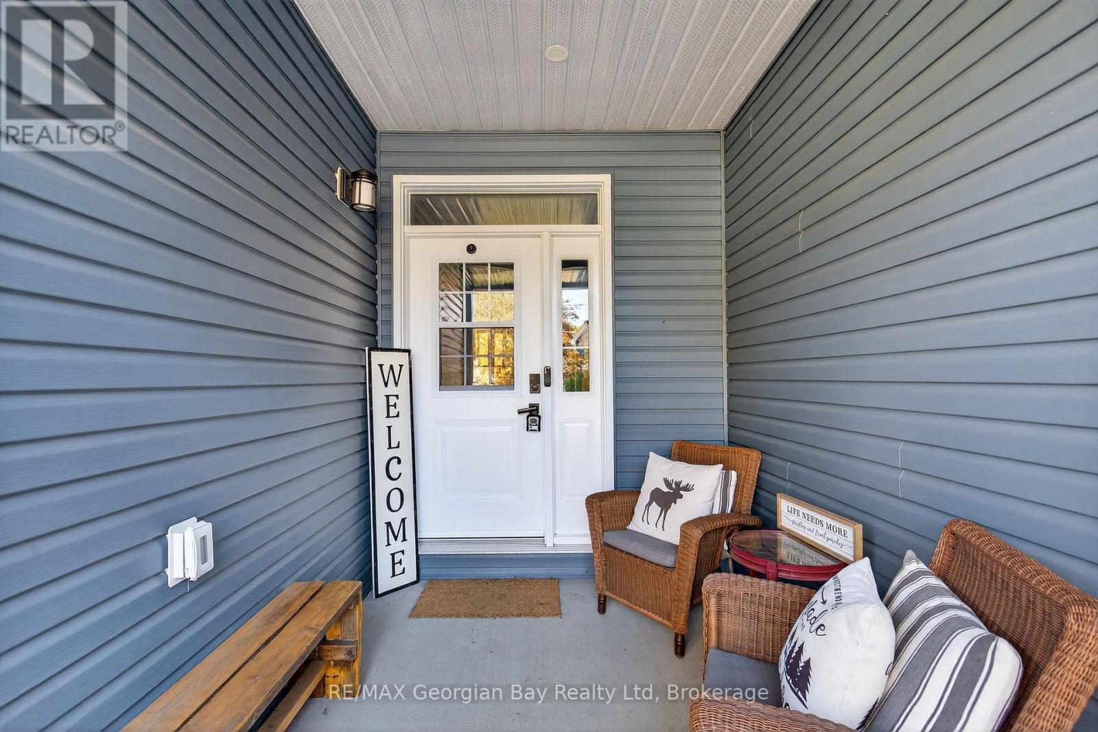 64 Broad Street, Penetanguishene, Ontario  L9M 1G4 - Photo 3 - S12491394