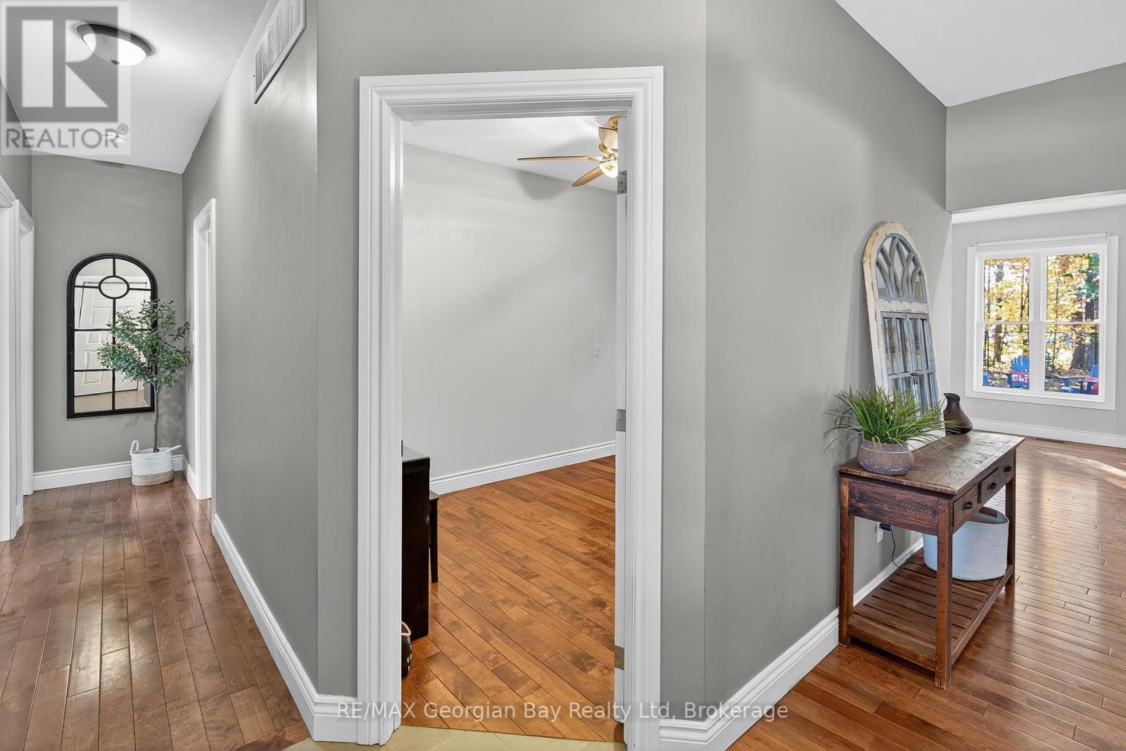 64 Broad Street, Penetanguishene, Ontario  L9M 1G4 - Photo 4 - S12491394