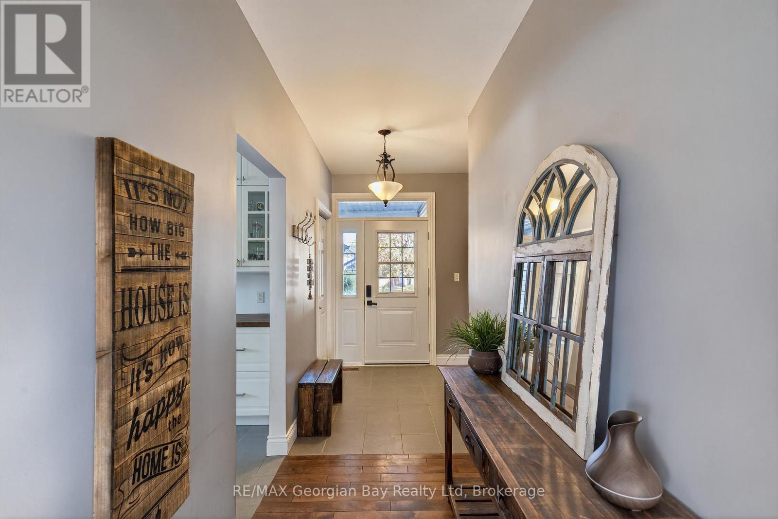 64 Broad Street, Penetanguishene, Ontario  L9M 1G4 - Photo 5 - S12491394