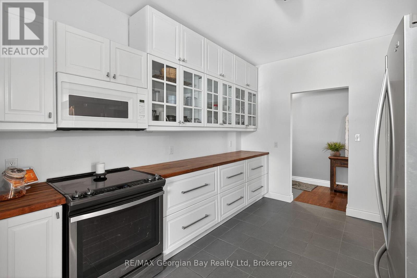 64 Broad Street, Penetanguishene, Ontario  L9M 1G4 - Photo 7 - S12491394