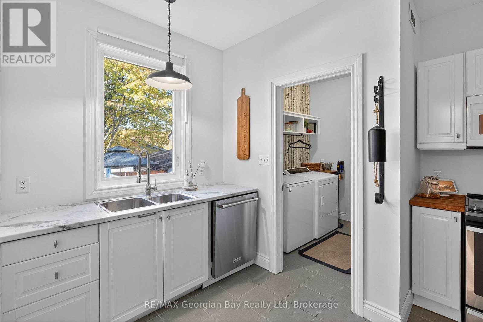 64 Broad Street, Penetanguishene, Ontario  L9M 1G4 - Photo 9 - S12491394