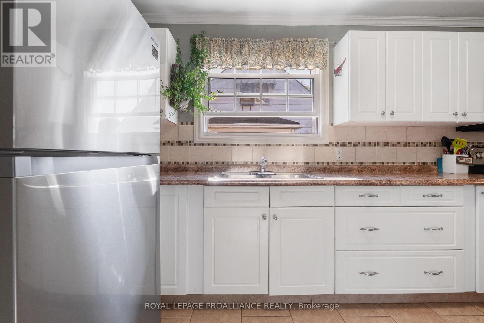 11 Fifth Street, Belleville, Ontario  K8N 4S2 - Photo 5 - X12491274