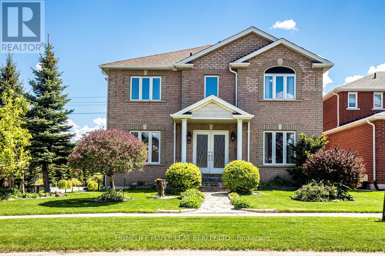 37 Saint Avenue, Bradford West Gwillimbury, Ontario  L3Z 3E6 - Photo 2 - N12490976