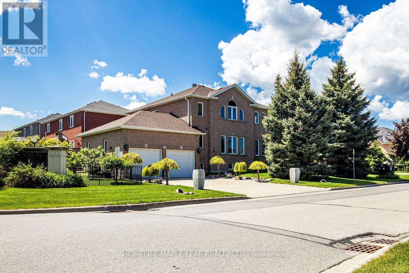 37 Saint Avenue, Bradford West Gwillimbury, Ontario  L3Z 3E6 - Photo 3 - N12490976