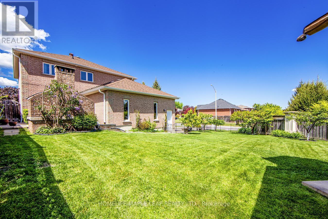 37 Saint Avenue, Bradford West Gwillimbury, Ontario  L3Z 3E6 - Photo 47 - N12490976