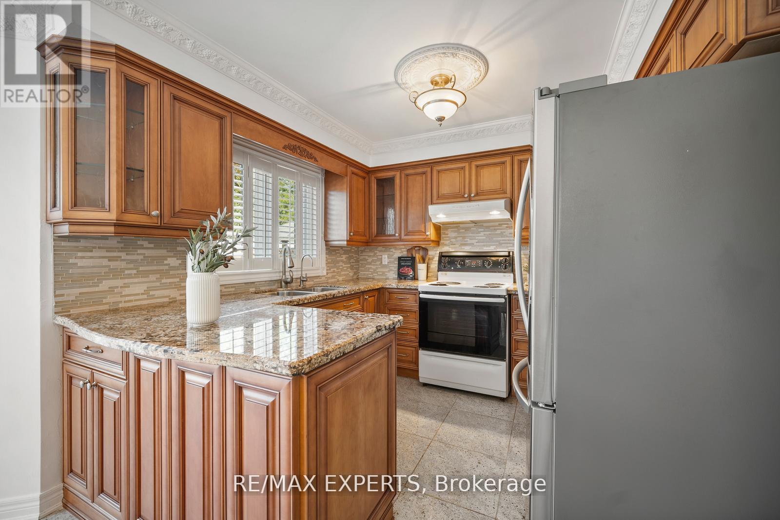 118 Chancellor Drive, Vaughan, Ontario  L4L 7N5 - Photo 13 - N12491004