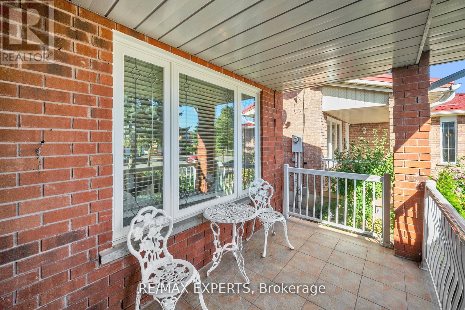 118 Chancellor Drive, Vaughan, Ontario  L4L 7N5 - Photo 4 - N12491004