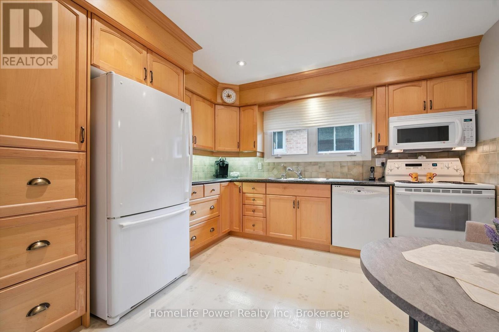 28 Matthew Drive, Guelph, Ontario  N1H 7L7 - Photo 17 - X12491354