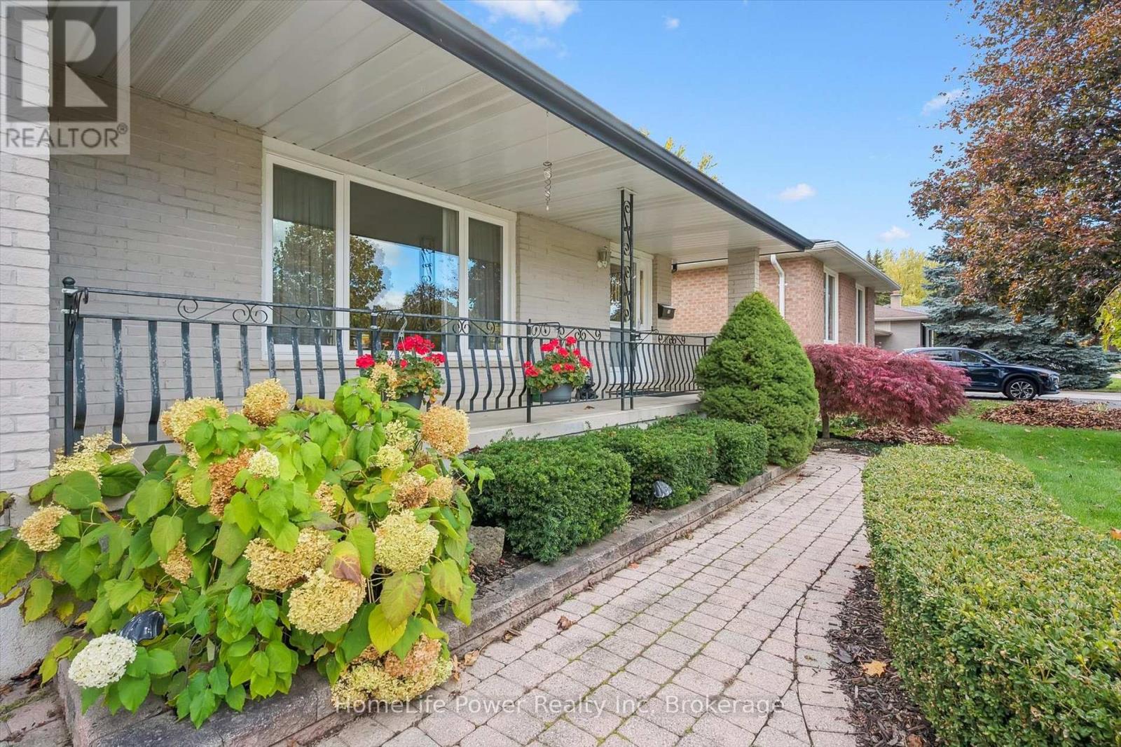 28 Matthew Drive, Guelph, Ontario  N1H 7L7 - Photo 7 - X12491354