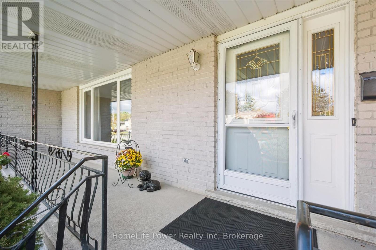 28 Matthew Drive, Guelph, Ontario  N1H 7L7 - Photo 8 - X12491354