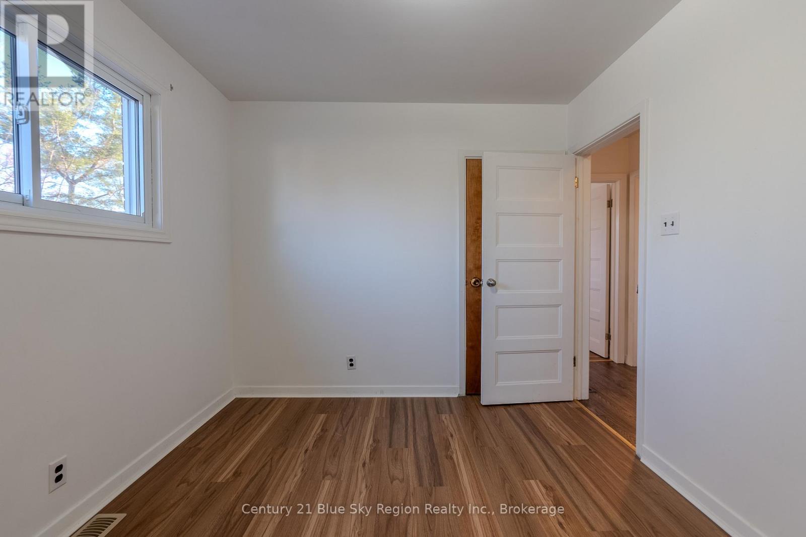 994 Premier Road, North Bay, Ontario  P1A 2H8 - Photo 15 - X12296953