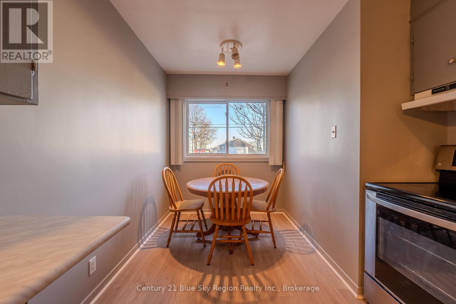 994 Premier Road, North Bay, Ontario  P1A 2H8 - Photo 10 - X12296953