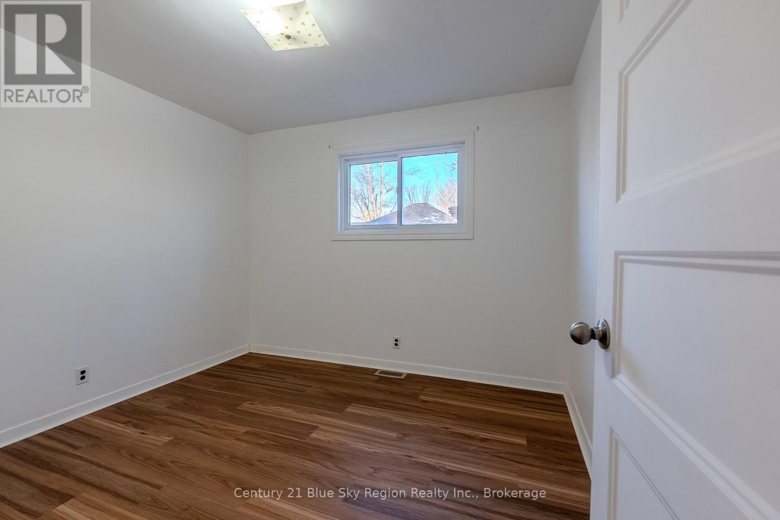 994 Premier Road, North Bay, Ontario  P1A 2H8 - Photo 14 - X12296953