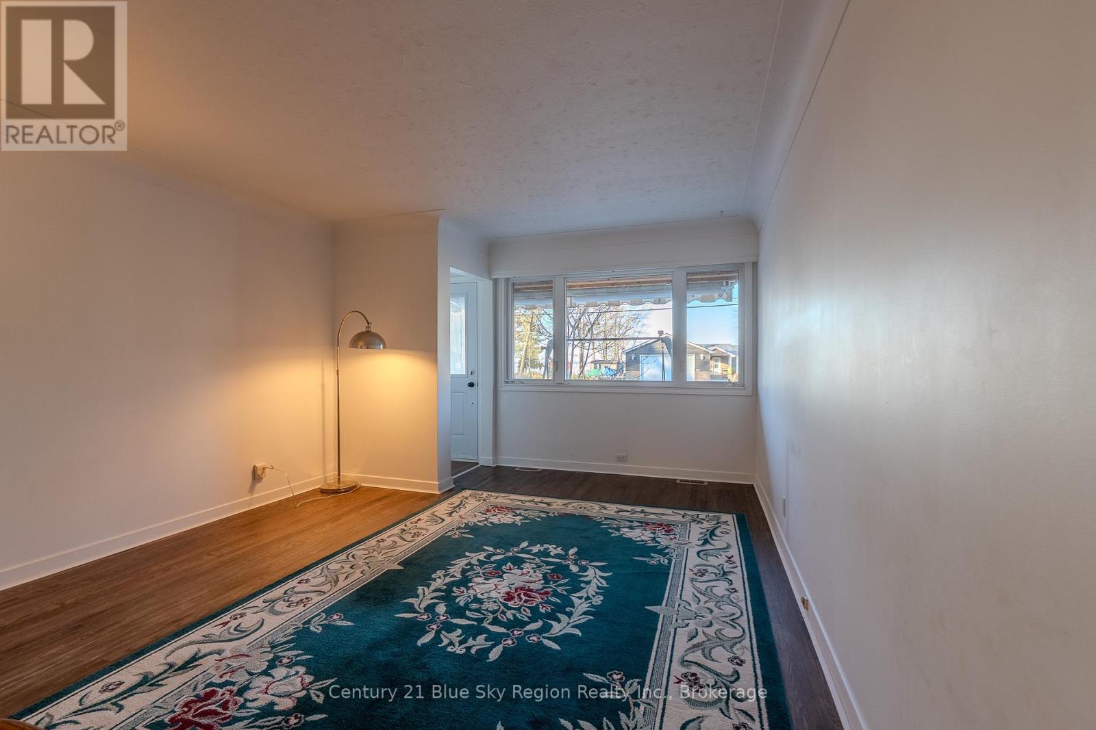 994 Premier Road, North Bay, Ontario  P1A 2H8 - Photo 3 - X12296953