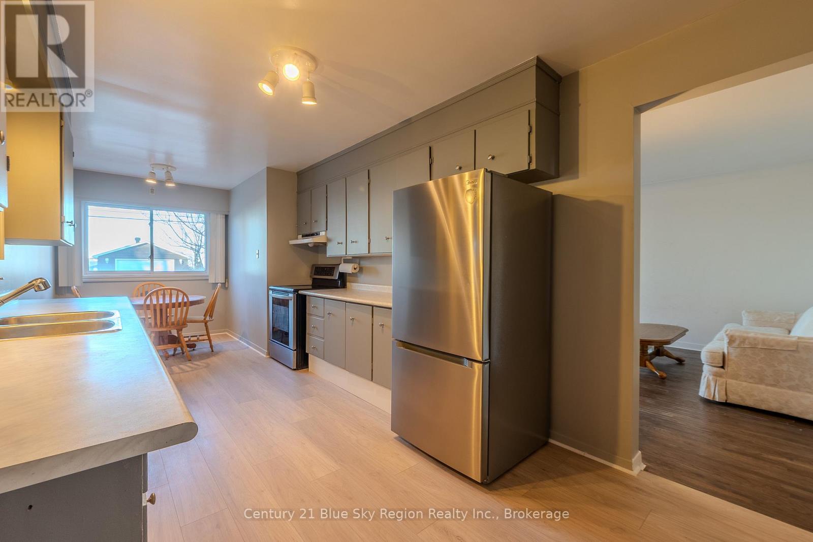 994 Premier Road, North Bay, Ontario  P1A 2H8 - Photo 9 - X12296953