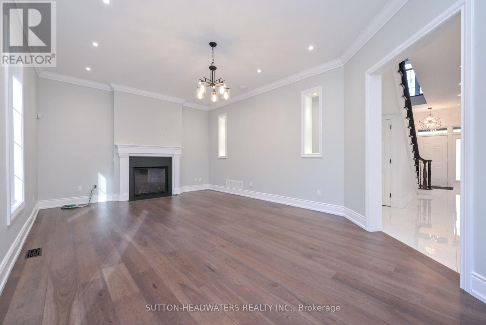 12 Flaherty Lane, Caledon, Ontario  L7K 2P3 - Photo 6 - W12471042