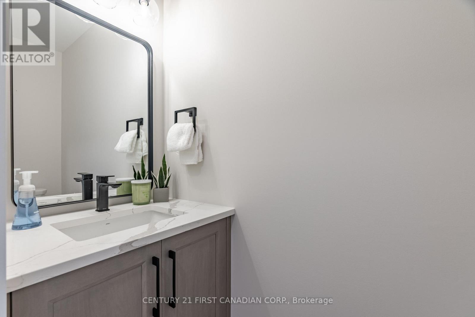 656 Ketter Way, Plympton-Wyoming, Ontario  N0N 1T0 - Photo 11 - X12298495