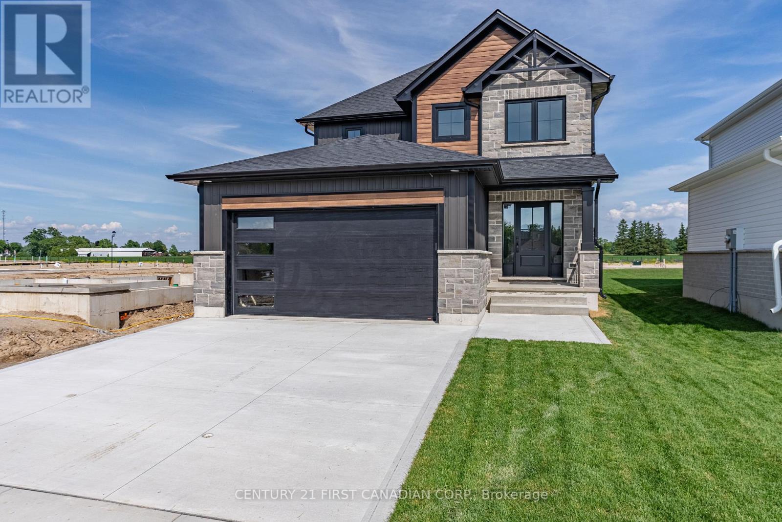 656 Ketter Way, Plympton-Wyoming, Ontario  N0N 1T0 - Photo 4 - X12298495