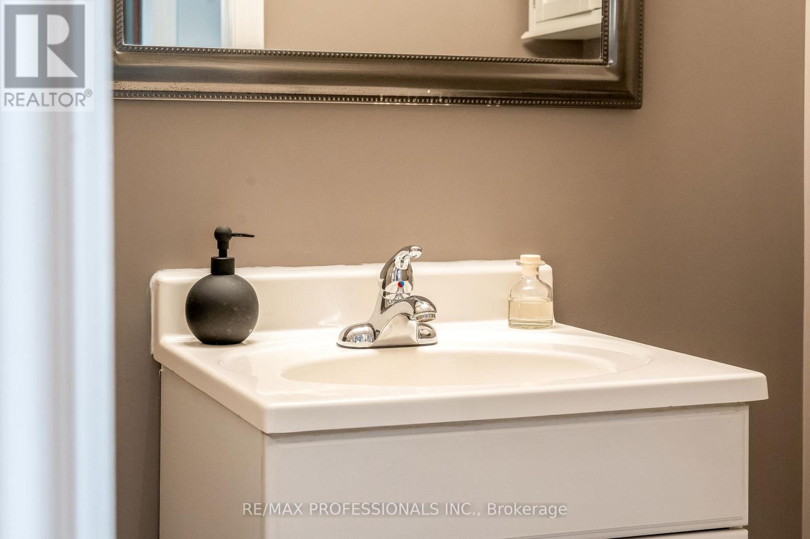 37 Lavinia Avenue, Toronto, Ontario  M6S 3H9 - Photo 11 - W12490880