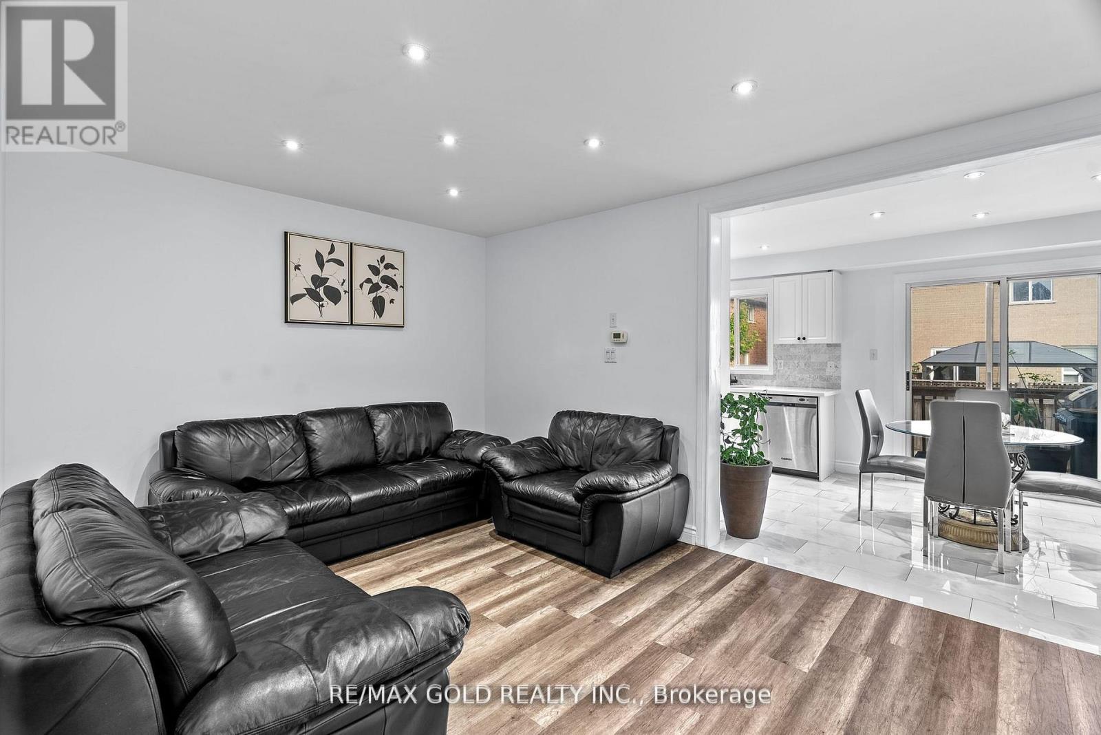 3218 Camberwell Drive, Mississauga, Ontario  L5M 6S8 - Photo 12 - W12490884