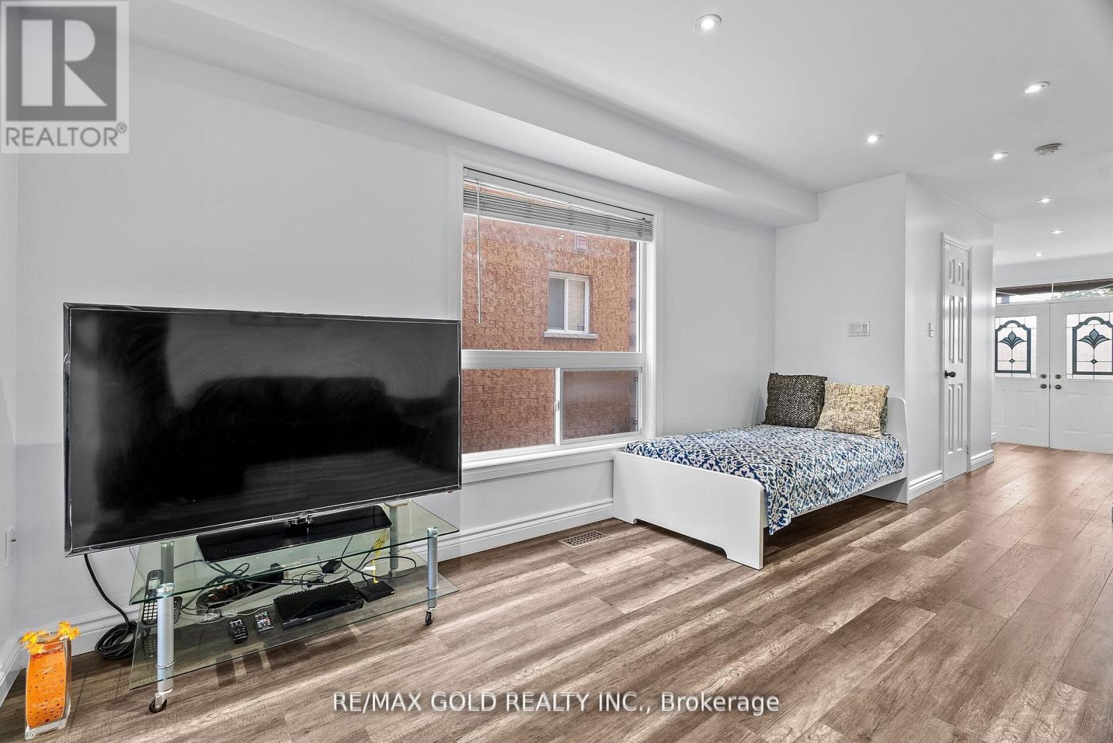 3218 Camberwell Drive, Mississauga, Ontario  L5M 6S8 - Photo 13 - W12490884