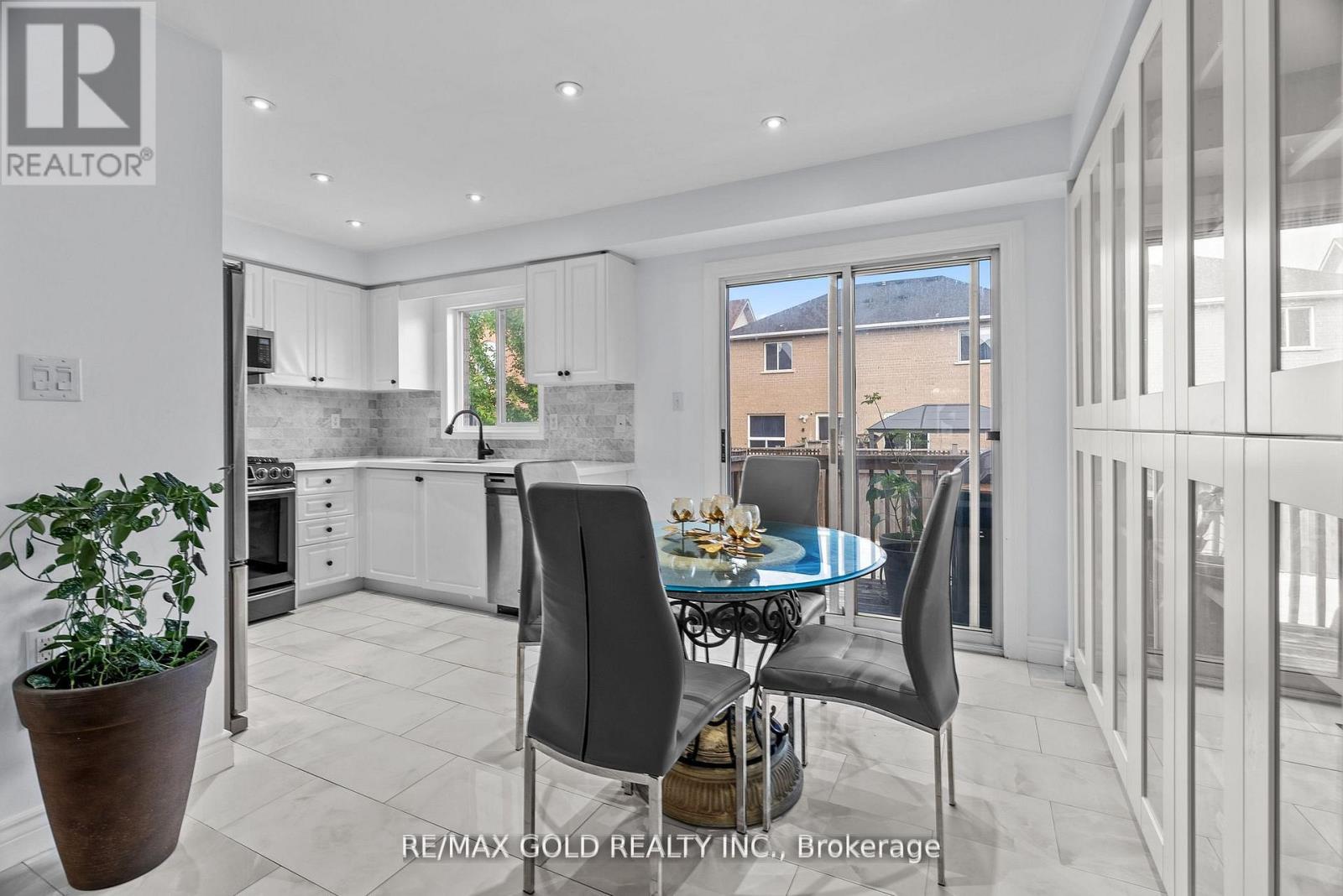 3218 Camberwell Drive, Mississauga, Ontario  L5M 6S8 - Photo 14 - W12490884