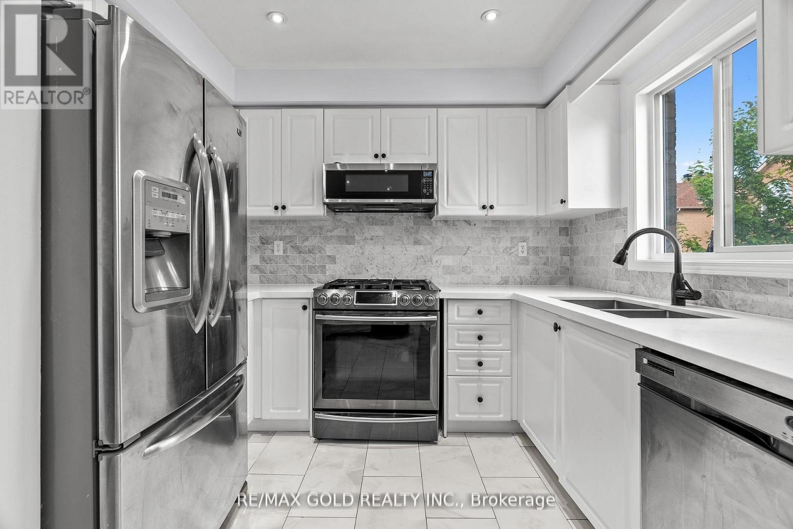 3218 Camberwell Drive, Mississauga, Ontario  L5M 6S8 - Photo 16 - W12490884