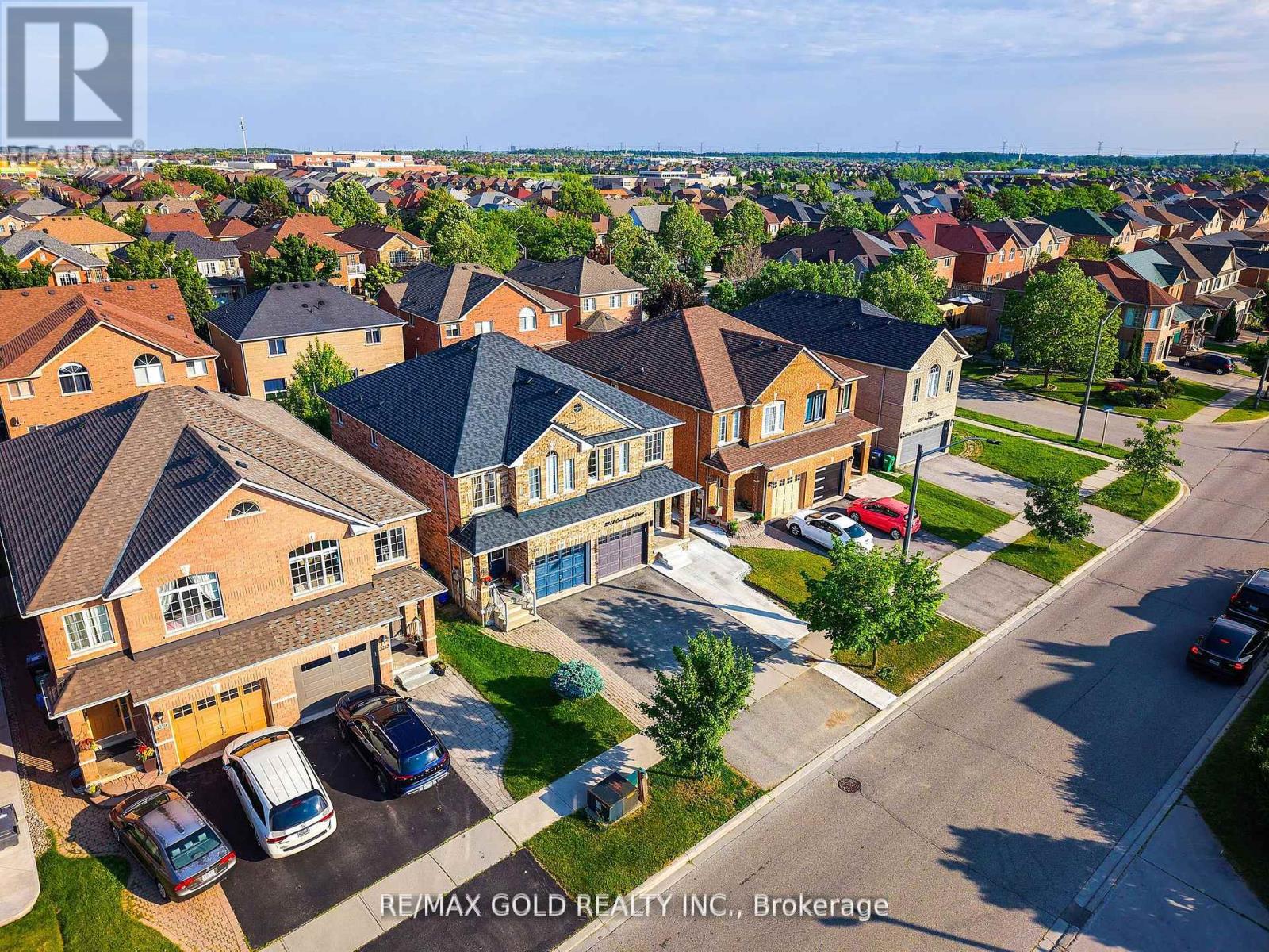 3218 Camberwell Drive, Mississauga, Ontario  L5M 6S8 - Photo 2 - W12490884