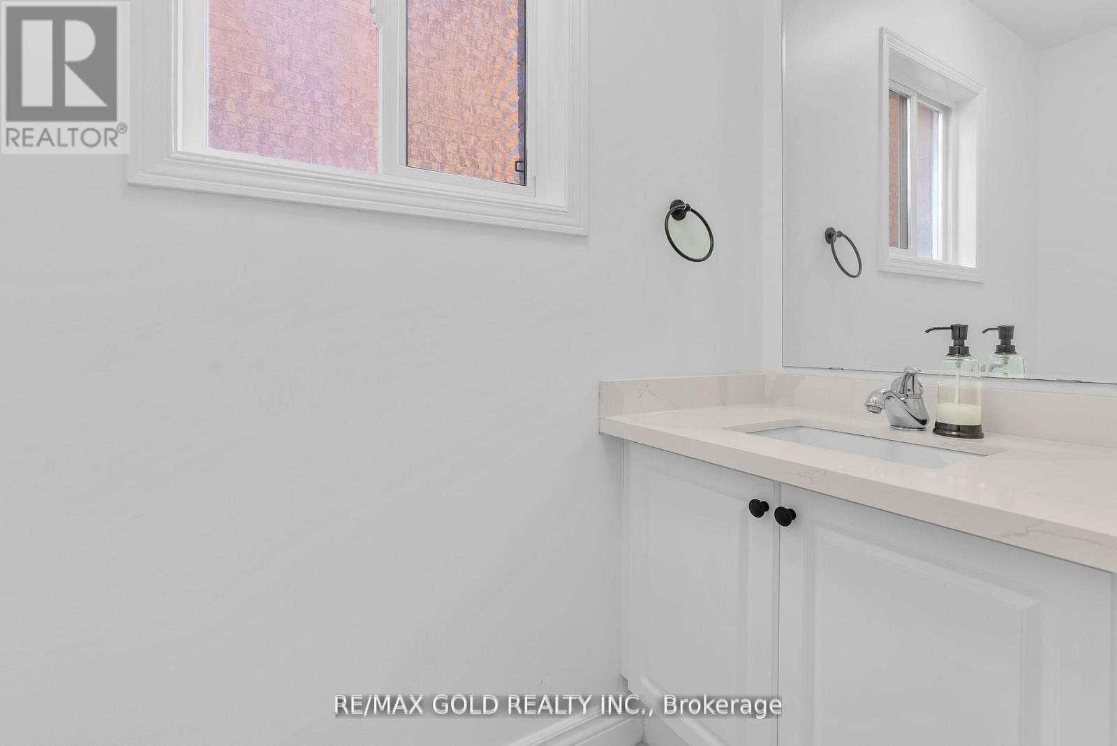 3218 Camberwell Drive, Mississauga, Ontario  L5M 6S8 - Photo 23 - W12490884