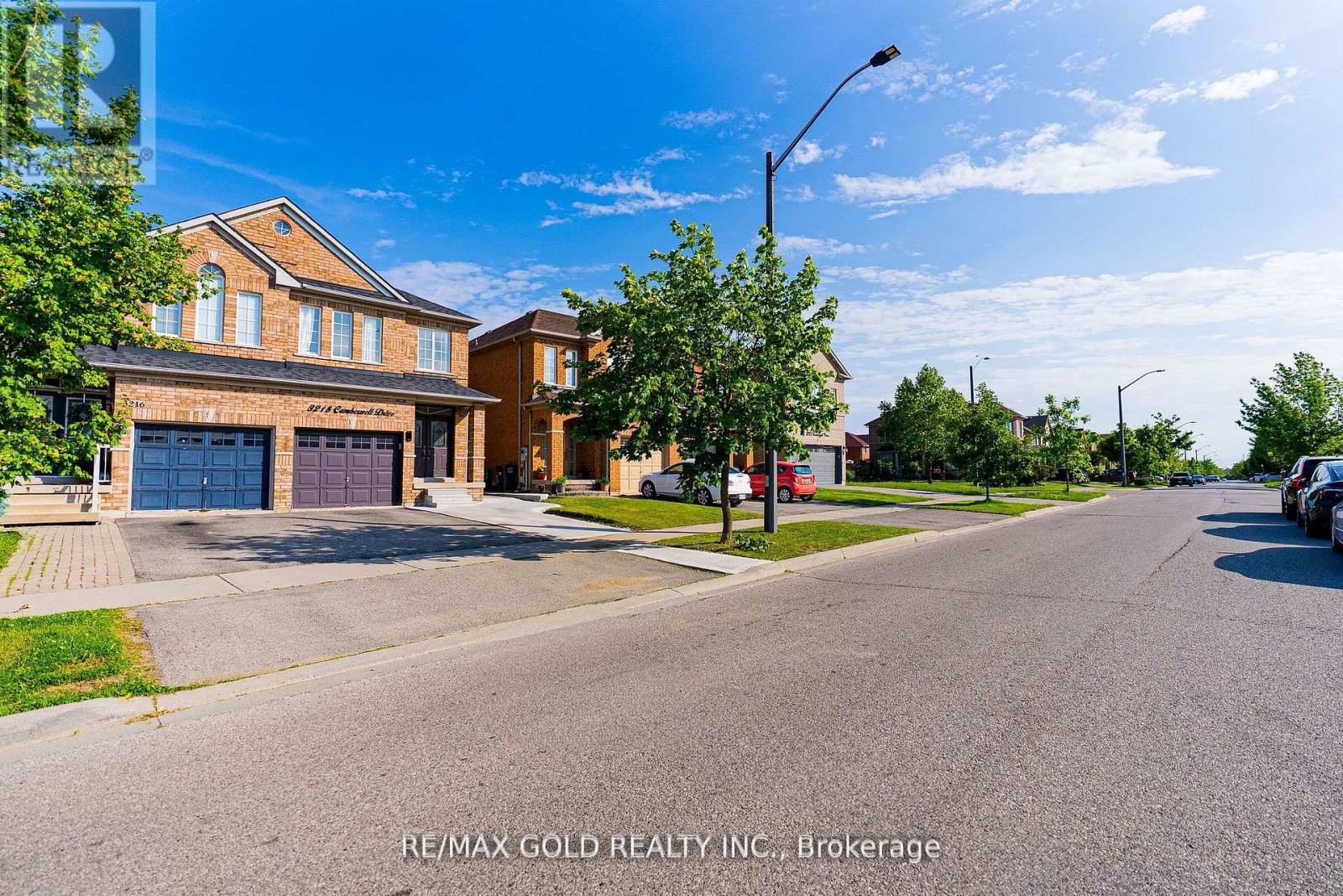 3218 Camberwell Drive, Mississauga, Ontario  L5M 6S8 - Photo 5 - W12490884