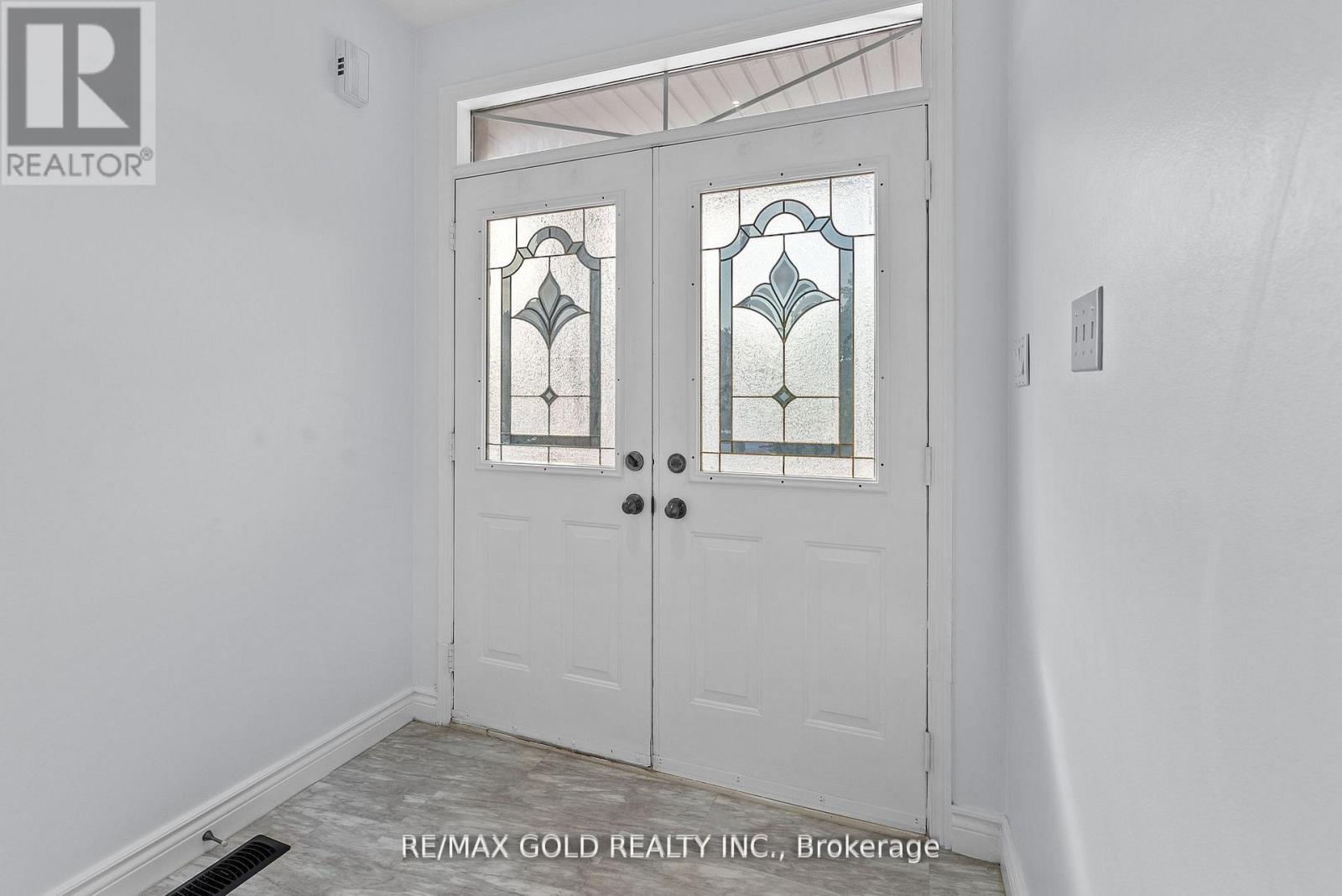 3218 Camberwell Drive, Mississauga, Ontario  L5M 6S8 - Photo 9 - W12490884