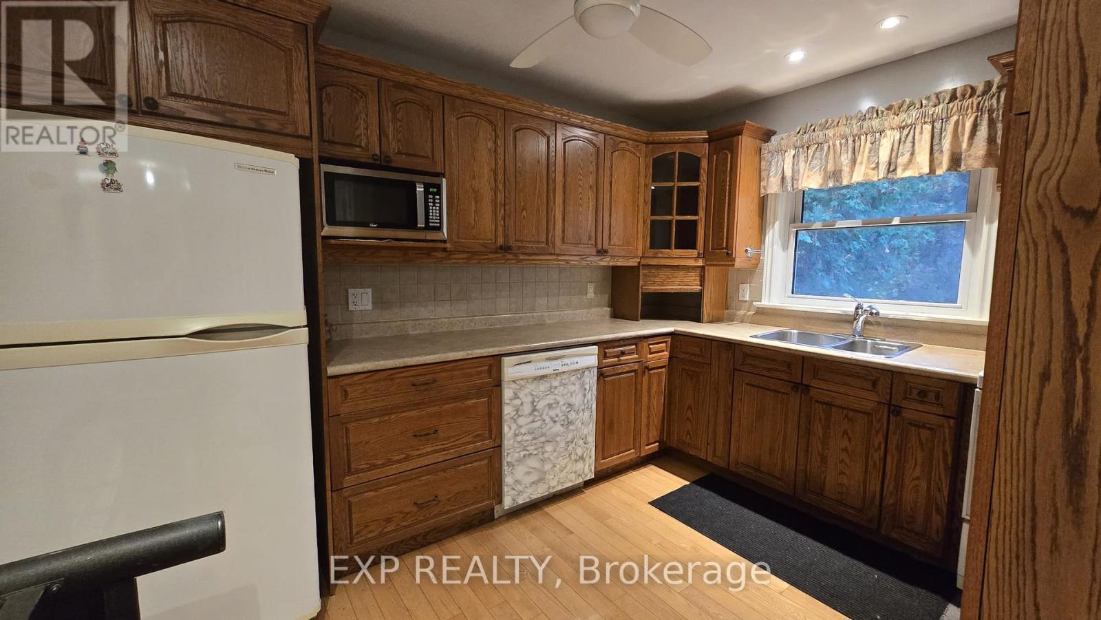 535 Enfield Road, Burlington, Ontario  L7T 2X5 - Photo 2 - W12490952