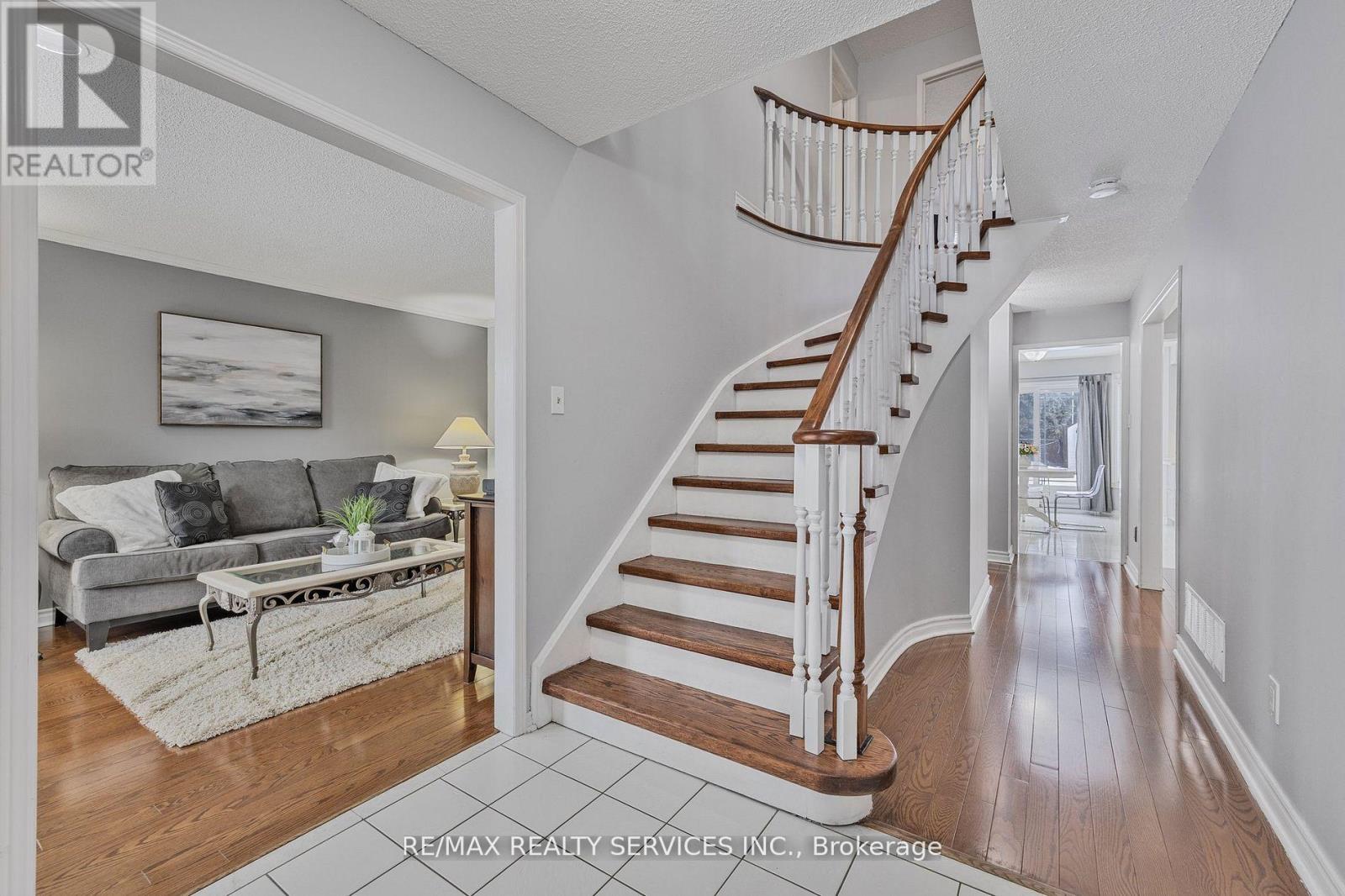 24 Royal Valley Drive, Caledon, Ontario  L7C 1B2 - Photo 4 - W12490954