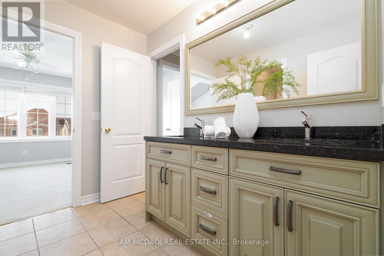 5572 Trailbank Drive, Mississauga, Ontario  L5M 0H8 - Photo 19 - W12490970