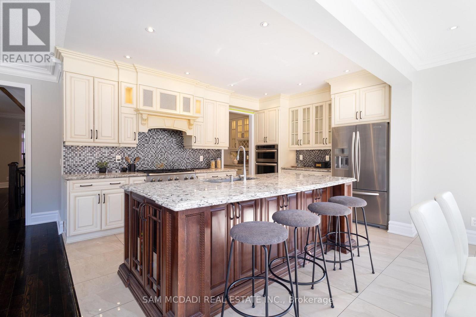 5572 Trailbank Drive, Mississauga, Ontario  L5M 0H8 - Photo 7 - W12490970