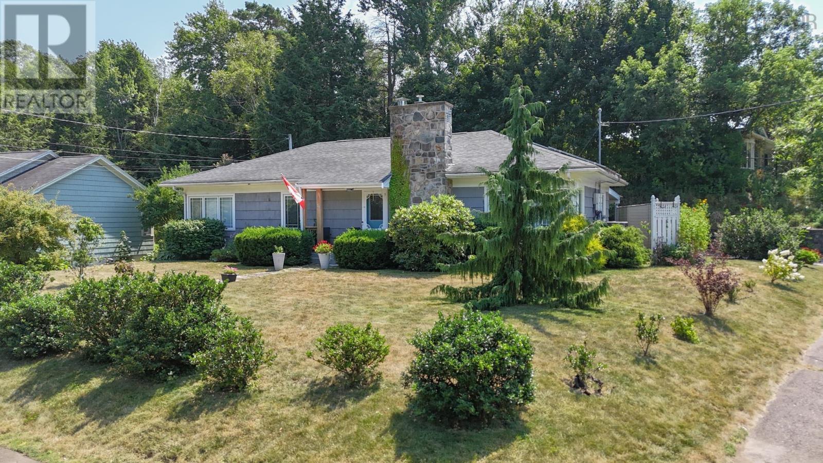 141 Crescent Street, Bridgewater, Nova Scotia  B4V 1K9 - Photo 2 - 202519666