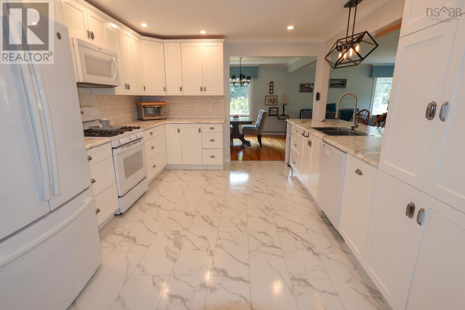 141 Crescent Street, Bridgewater, Nova Scotia  B4V 1K9 - Photo 6 - 202519666