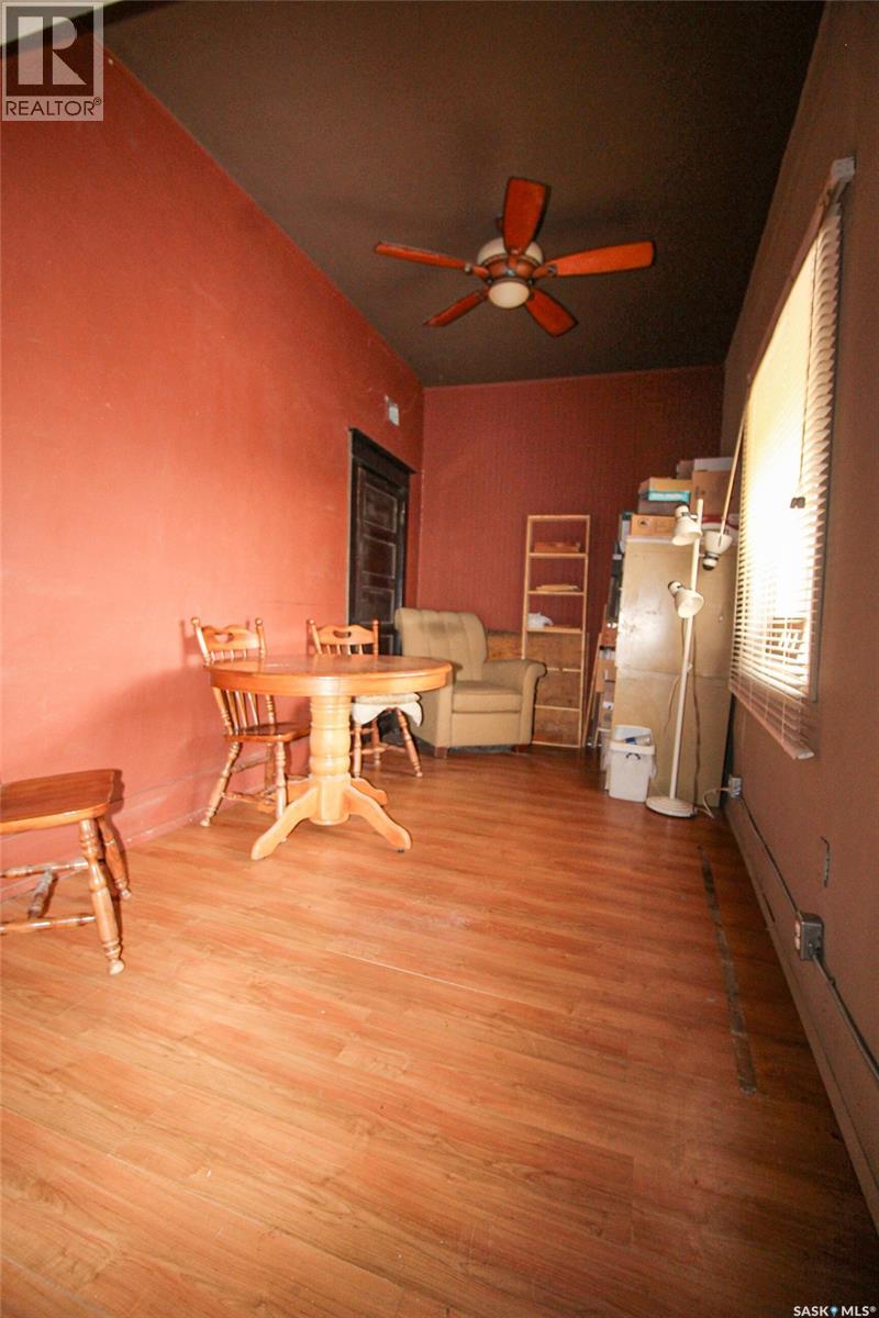 104 Maple Avenue S, Eastend, Saskatchewan  S0N 0T0 - Photo 3 - SK022034