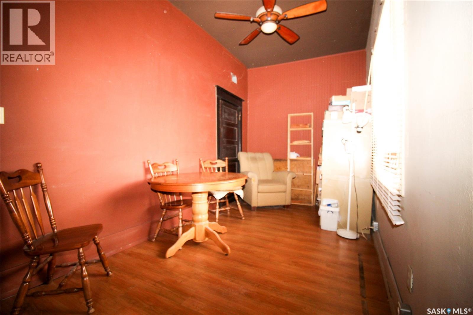 104 Maple Avenue S, Eastend, Saskatchewan  S0N 0T0 - Photo 4 - SK022034