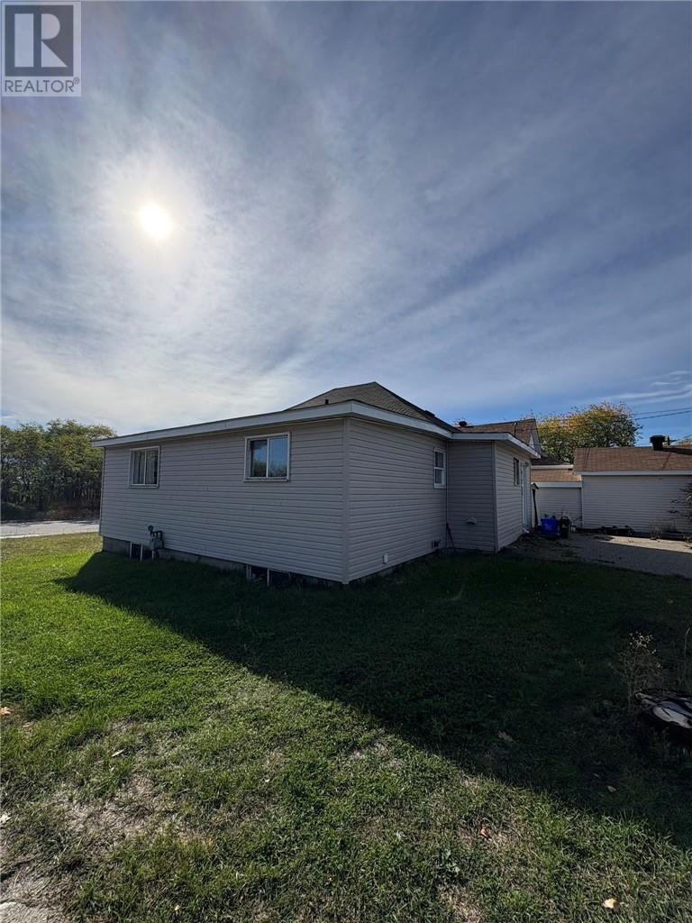 10 Lakeshore Drive, Falconbridge, Ontario P0M 1S0 - Photo 16 - 2125417