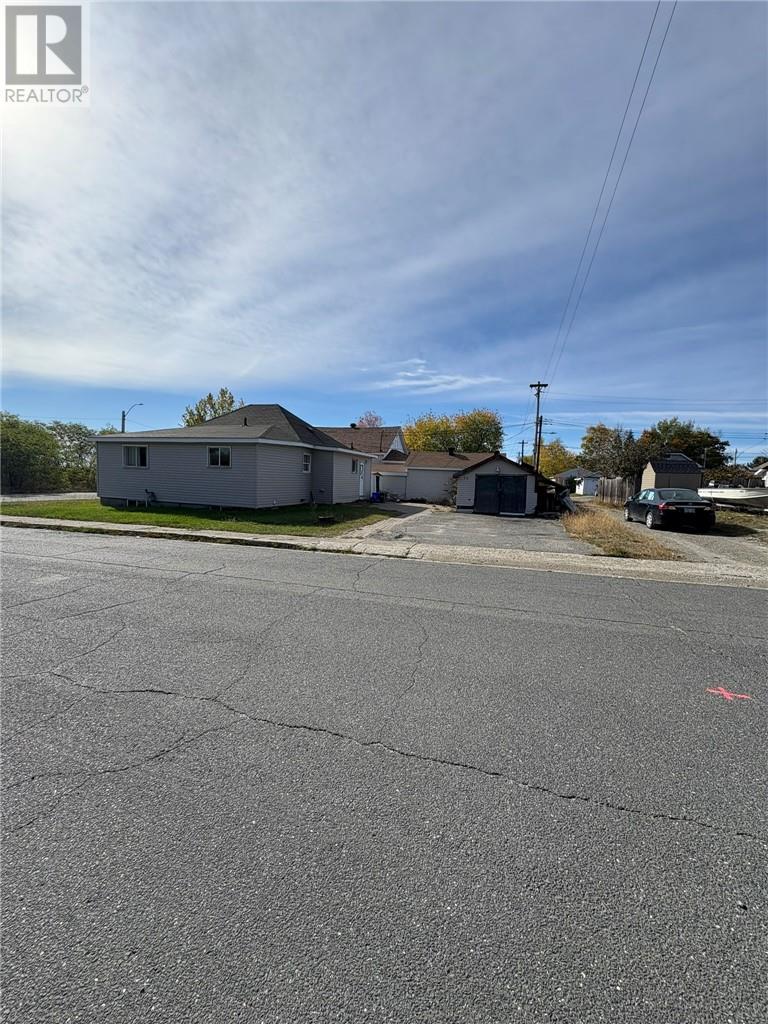 10 Lakeshore Drive, Falconbridge, Ontario P0M 1S0 - Photo 17 - 2125417