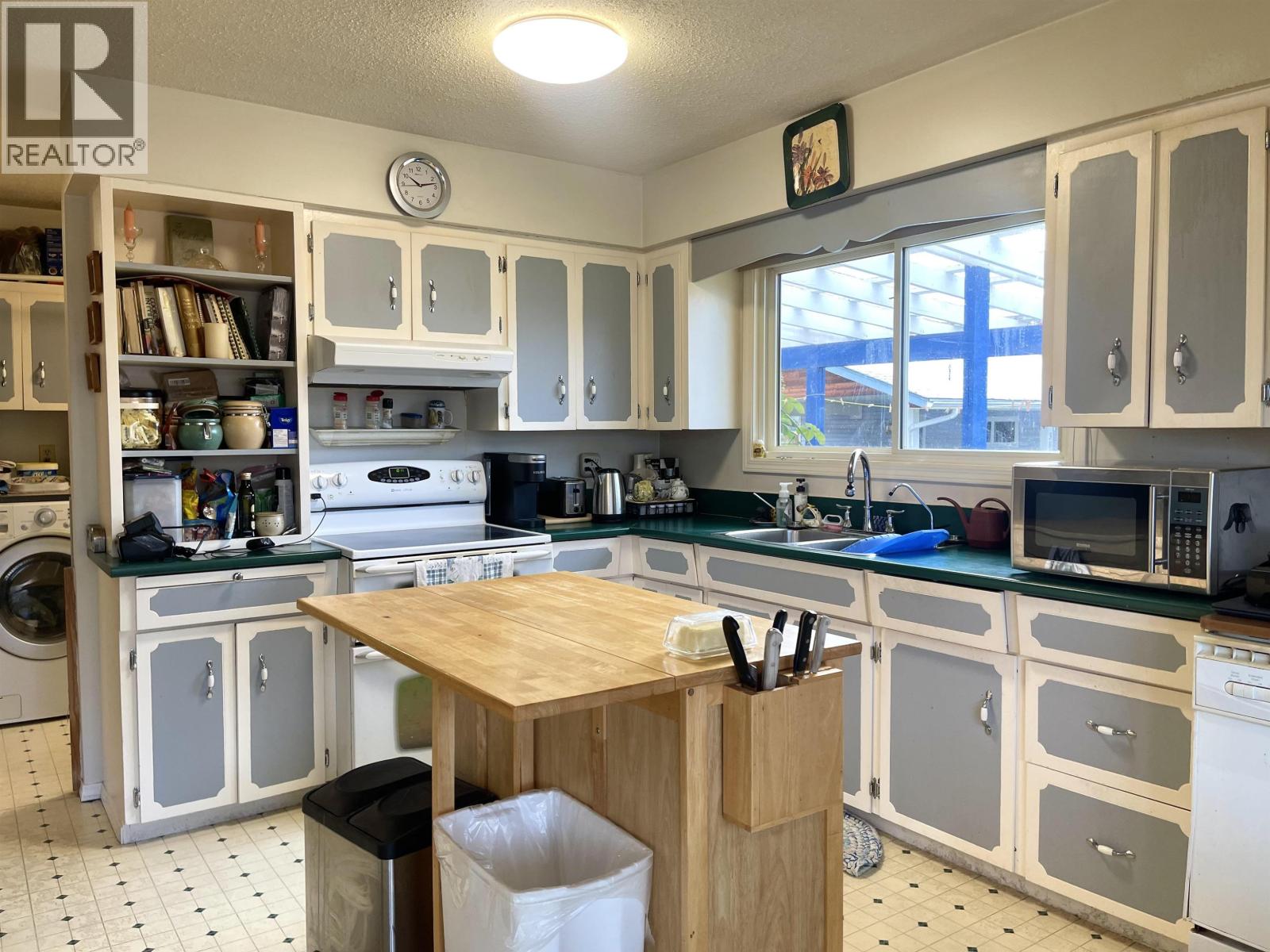 1514 Queen Street, Smithers, British Columbia  V0J 2N0 - Photo 2 - R3063023