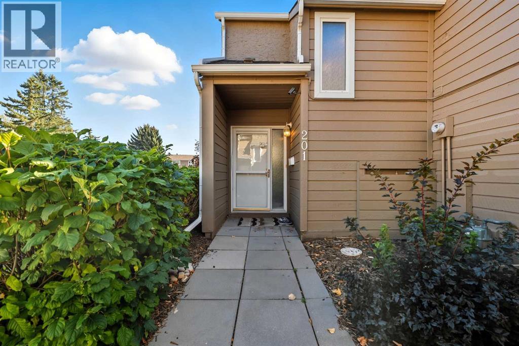 201, 829 Coach Bluff Crescent Sw, Calgary, Alberta T3H 1B1 - Photo 2 - A2260118