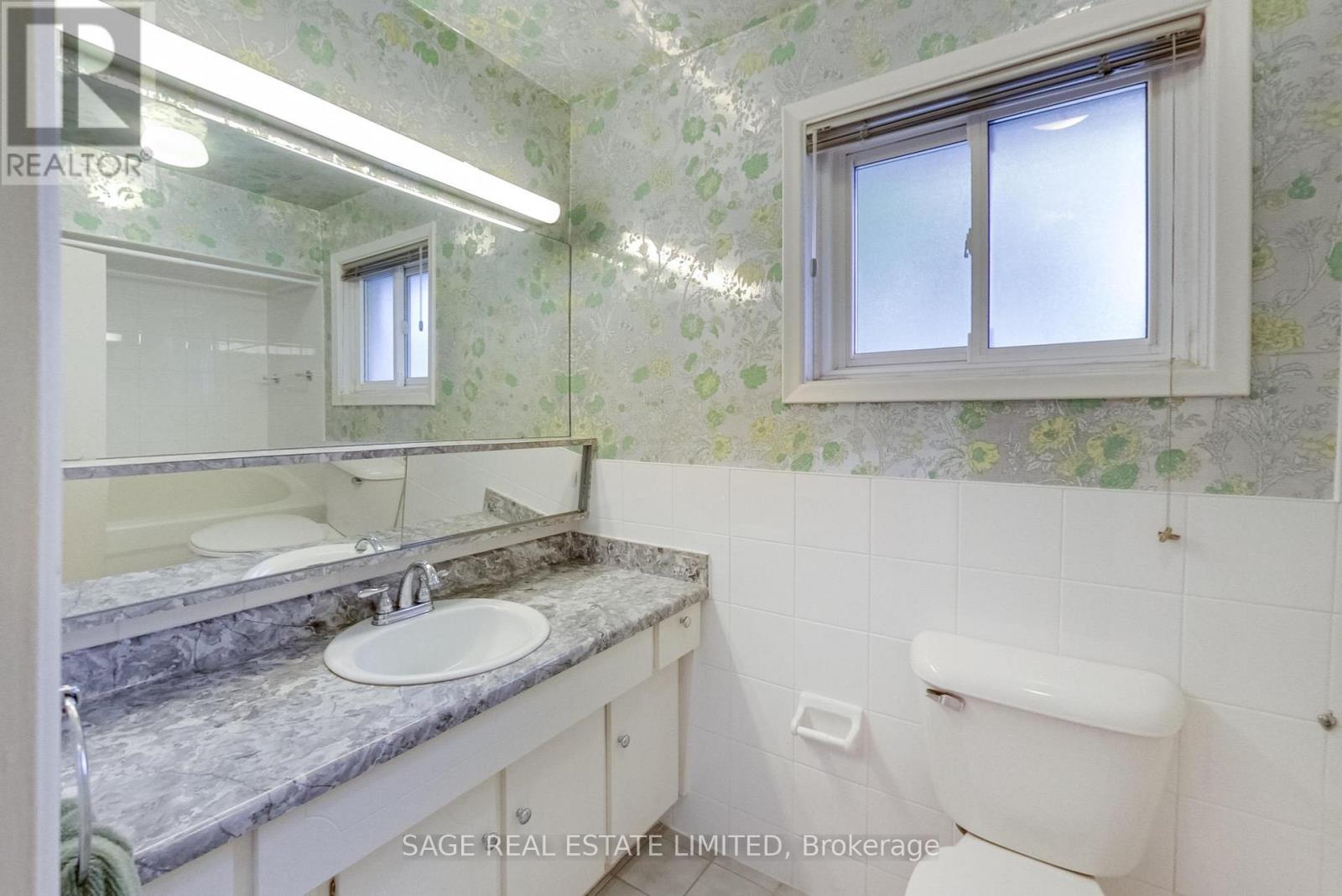 60 Hopperton Drive, Toronto, Ontario  M2L 2S6 - Photo 18 - C12491350