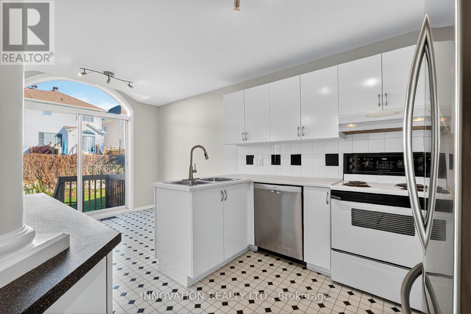 57 Flowertree Crescent, Ottawa, Ontario  K2M 2R7 - Photo 11 - X12491482