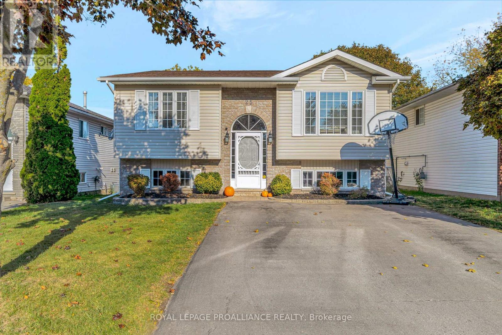 25 Faraday Gardens, Belleville, Ontario K8P 5J5 - Photo 1 - X12491558