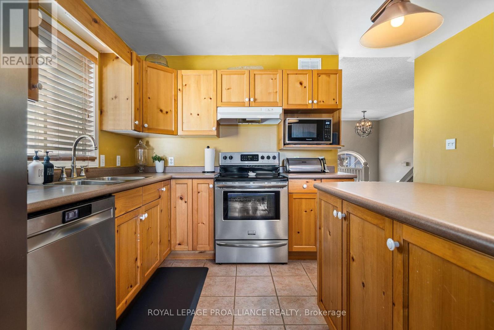 25 Faraday Gardens, Belleville, Ontario K8P 5J5 - Photo 12 - X12491558