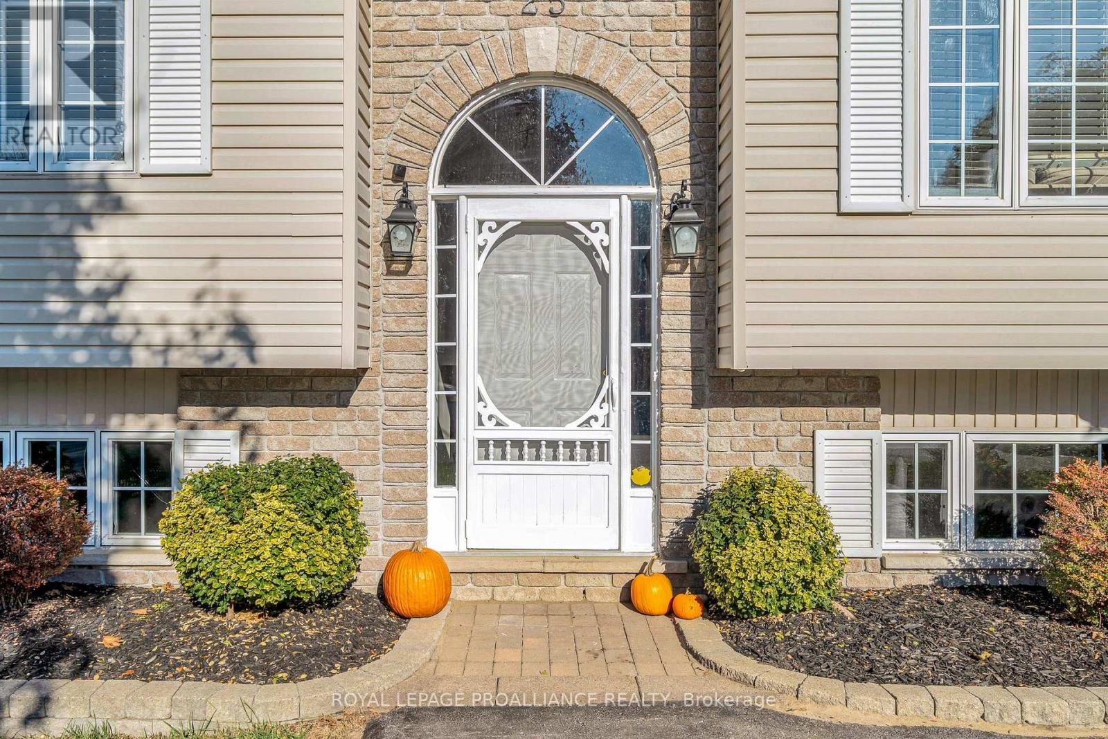 25 Faraday Gardens, Belleville, Ontario K8P 5J5 - Photo 2 - X12491558